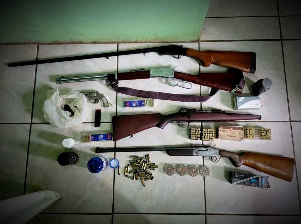 título imagem Polícia Civil apreende cinco armas e diversas munições no interior de Santiago