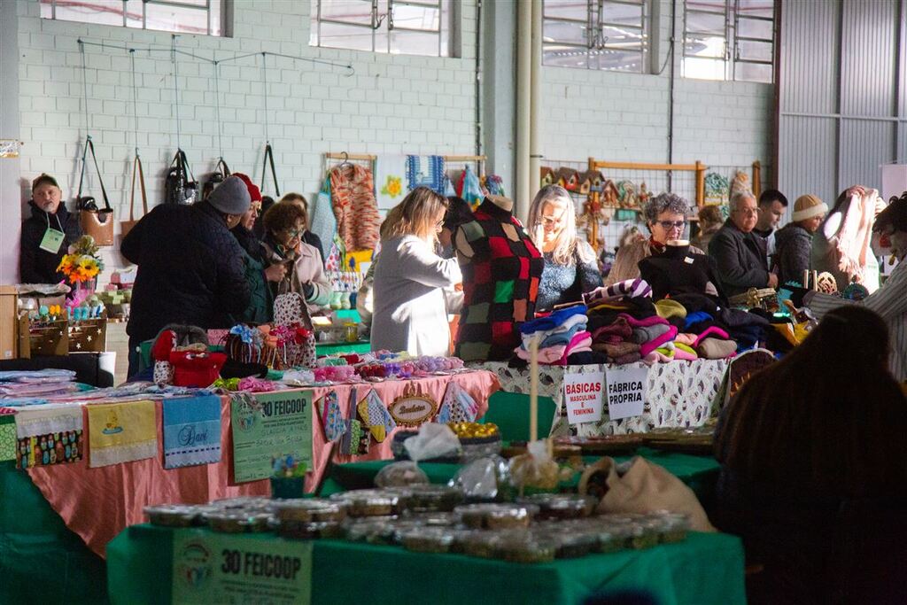 título imagem Foco na reconstrução, diversidade de produtos e abraços: confira como foi o primeiro dia de Feicoop
