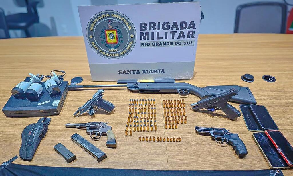 Quatro indivíduos são presos por porte ilegal de arma de fogo