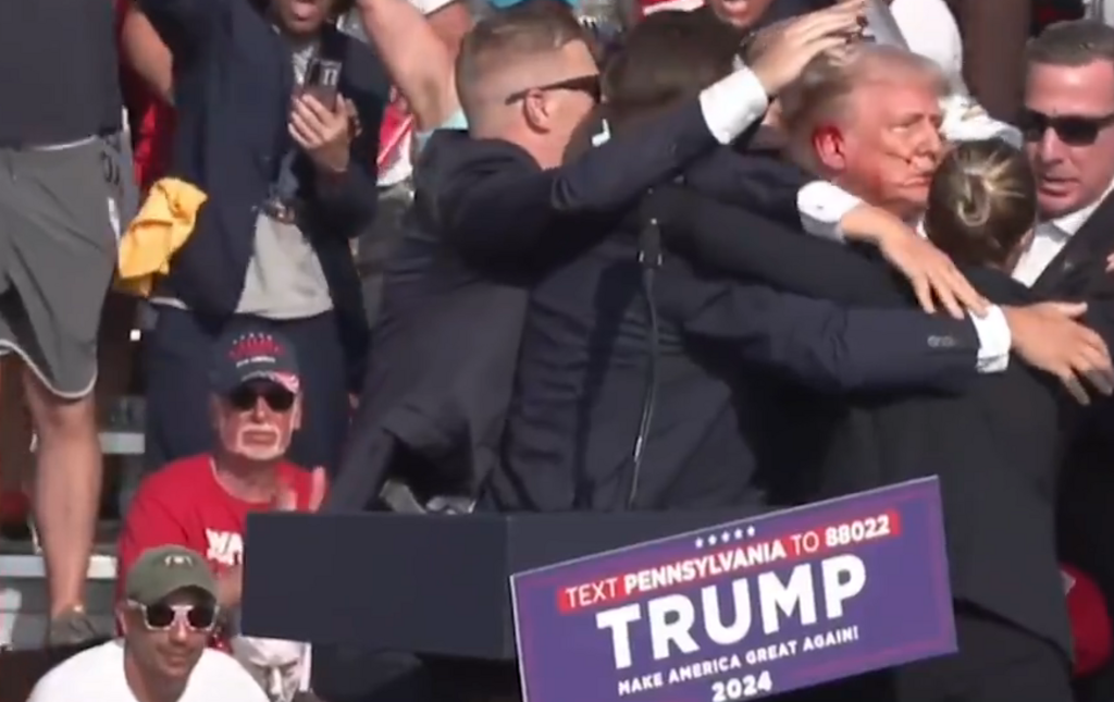 Foto: Reprodução - Momento da transmissão em que Trump aparece ferido