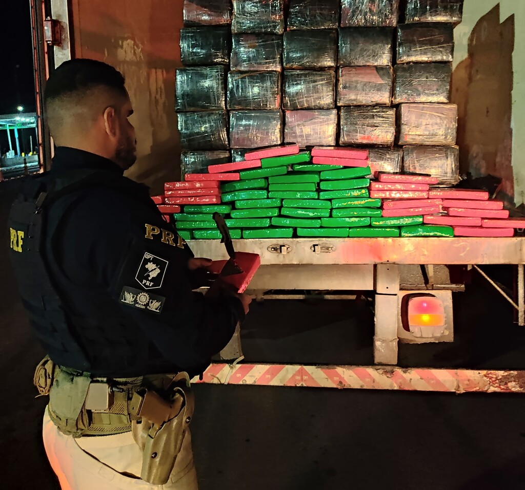 Caminhão carregado com cerca de uma tonelada de maconha é apreendido na RSC-287 Caminhão carregado com cerca de uma tonelada de maconha é apreendido na RSC-287
