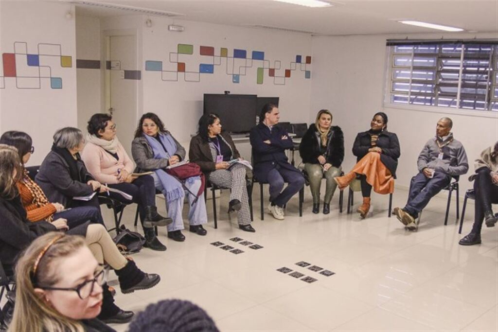 título imagem Rede Lilás é reativada no Estado; comitê trata da proteção das mulheres e reúne diversos órgãos públicos