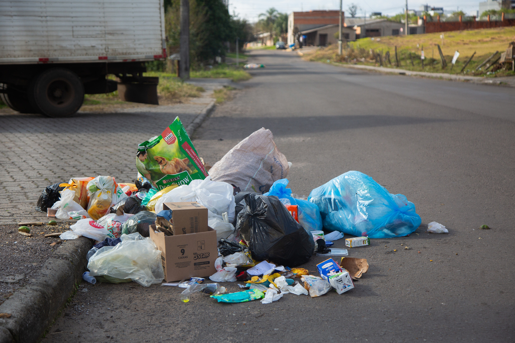 Coleta de lixo é afetada após protesto de moradores em estrada próxima ao aterro sanitário Coleta de lixo é afetada após protesto de moradores em estrada próxima ao aterro sanitário