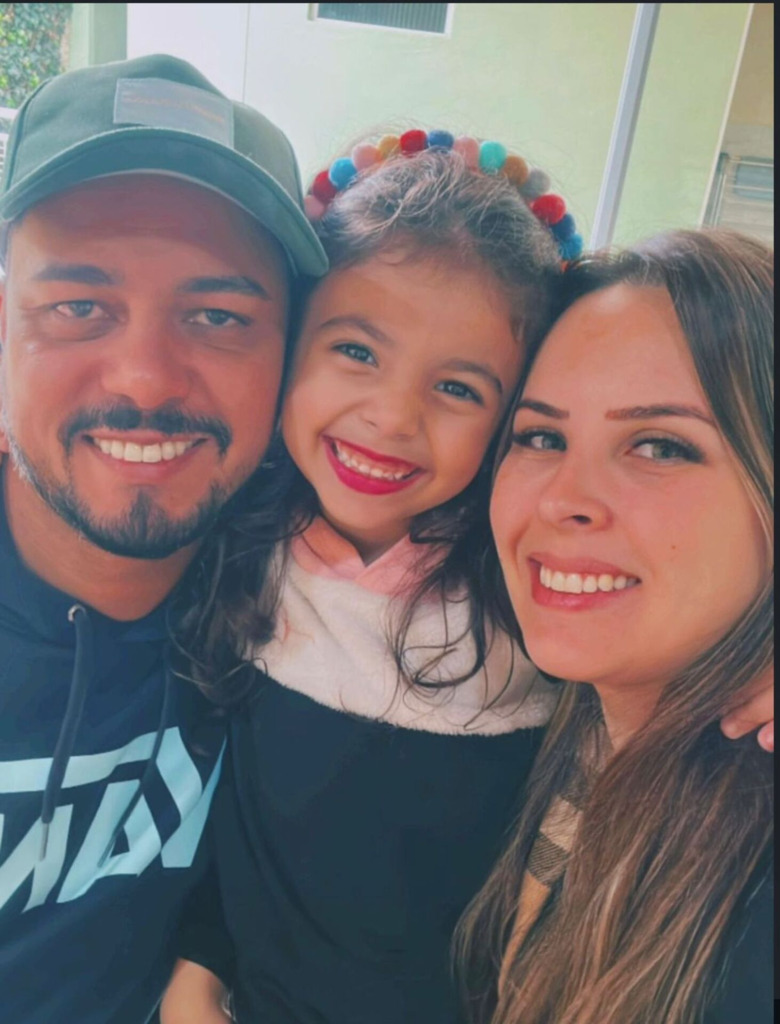 Foto: Arquivo Pessoal - Daniel (à esq.), a filha Elisa (ao centro) e a esposa Jéssica (à dir.)