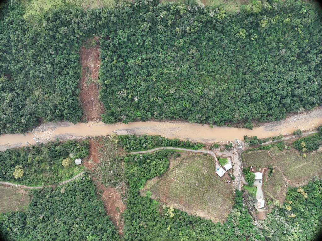 Exército e PRF vão soltar sementes nativas de aeronaves para replantar áreas atingidas por deslizamentos