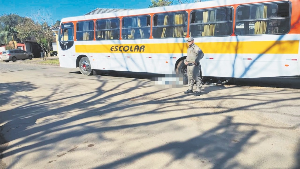 Ciclista de 26 anos morre atropelado por ônibus escolar em Itaara