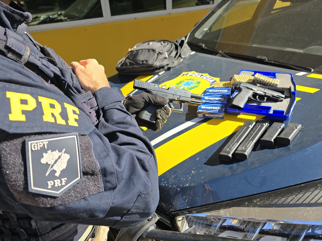 título imagem PRF apreende armas, carregadores e munições com adolescente dentro de ônibus em Santa Maria