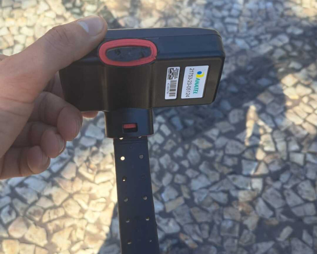 Após denúncia, Brigada Militar localiza tornozeleira eletrônica dentro de lixeira no centro de Santa Maria
