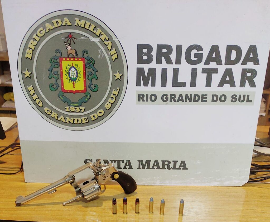 título imagem Após denúncia, jovem é preso por porte ilegal de arma de fogo em Santa Maria