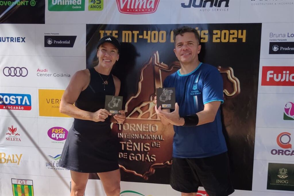 Foto: Arquivo pessoal - Douglas Velasquez (à direita), com a premiação da categoria dupla mista ao lado da parceira paulista Luciana Pagnano (à esquerda)