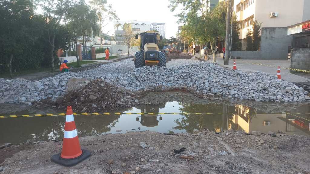 Trecho da Alameda Buenos Aires, no Bairro Nossa Senhora de Lourdes, está bloqueado para obras no asfalto