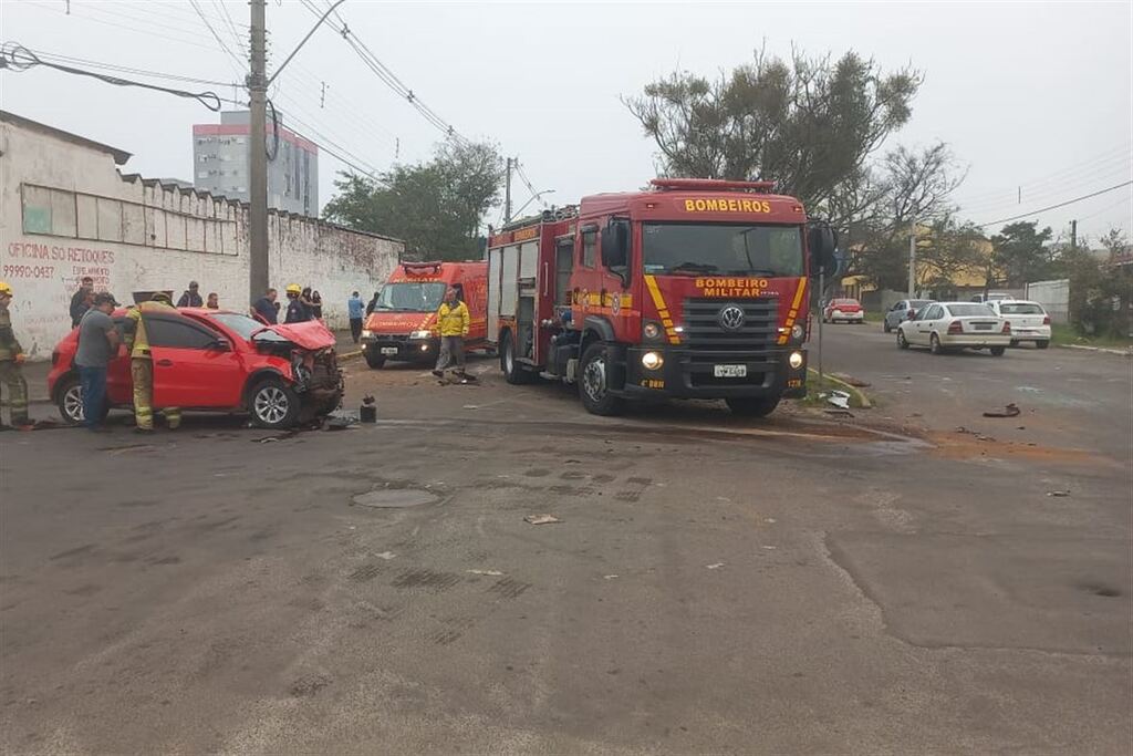 título imagem Acidente entre veículos deixa parte de avenida bloqueada na manhã de sexta-feira em Santa Maria