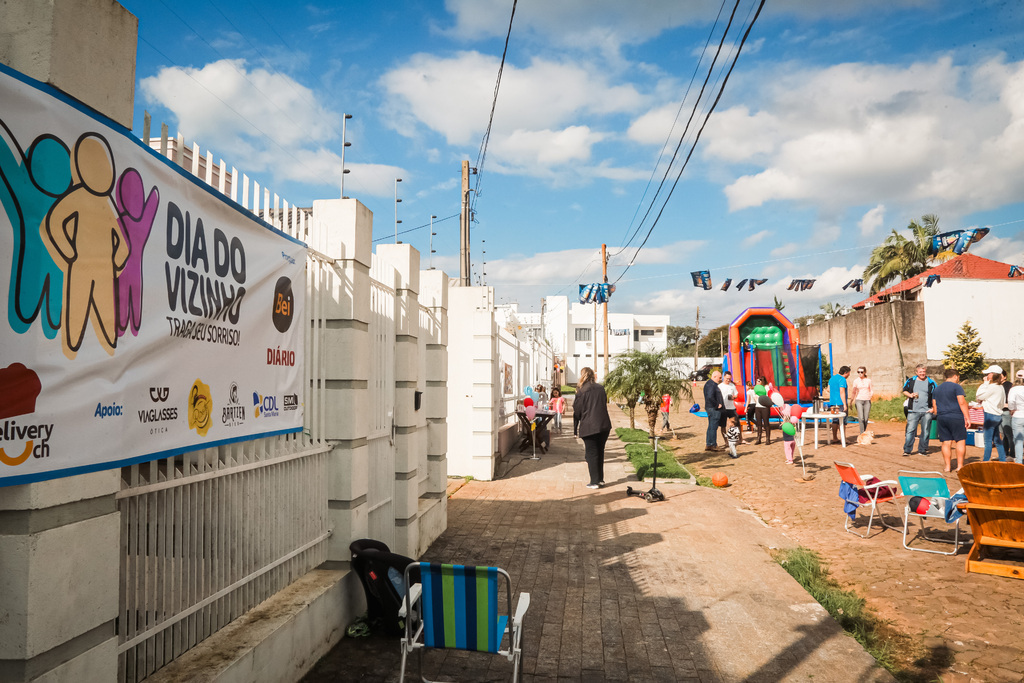 Nathália Schneider (Diário) - Comemorações na Rua Topázio, em Camobi