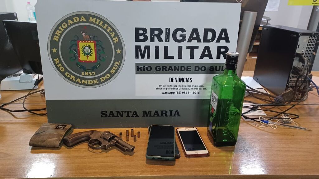 Após denúncia, dois jovens são presos por porte ilegal de arma no centro de Santa Maria
