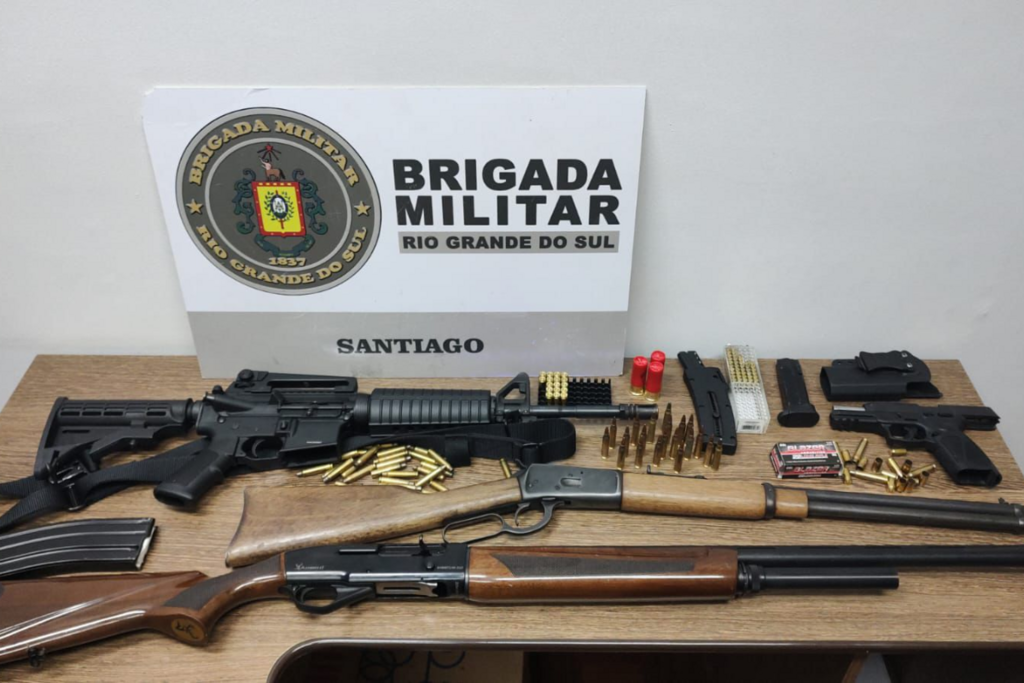 título imagem Homem é preso com fuzil, munições e outros tipos de armas de fogo em cidade da região