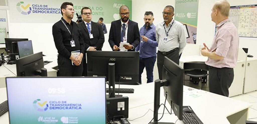 Técnicos do Ministério Público Federal inspecionam sistema das urnas eletrônicas Técnicos do Ministério Público Federal inspecionam sistema das urnas eletrônicas