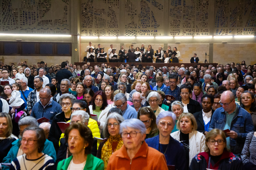 Galeria de imagens: Aproximadamente 1500 pessoas estiveram na Basílica
