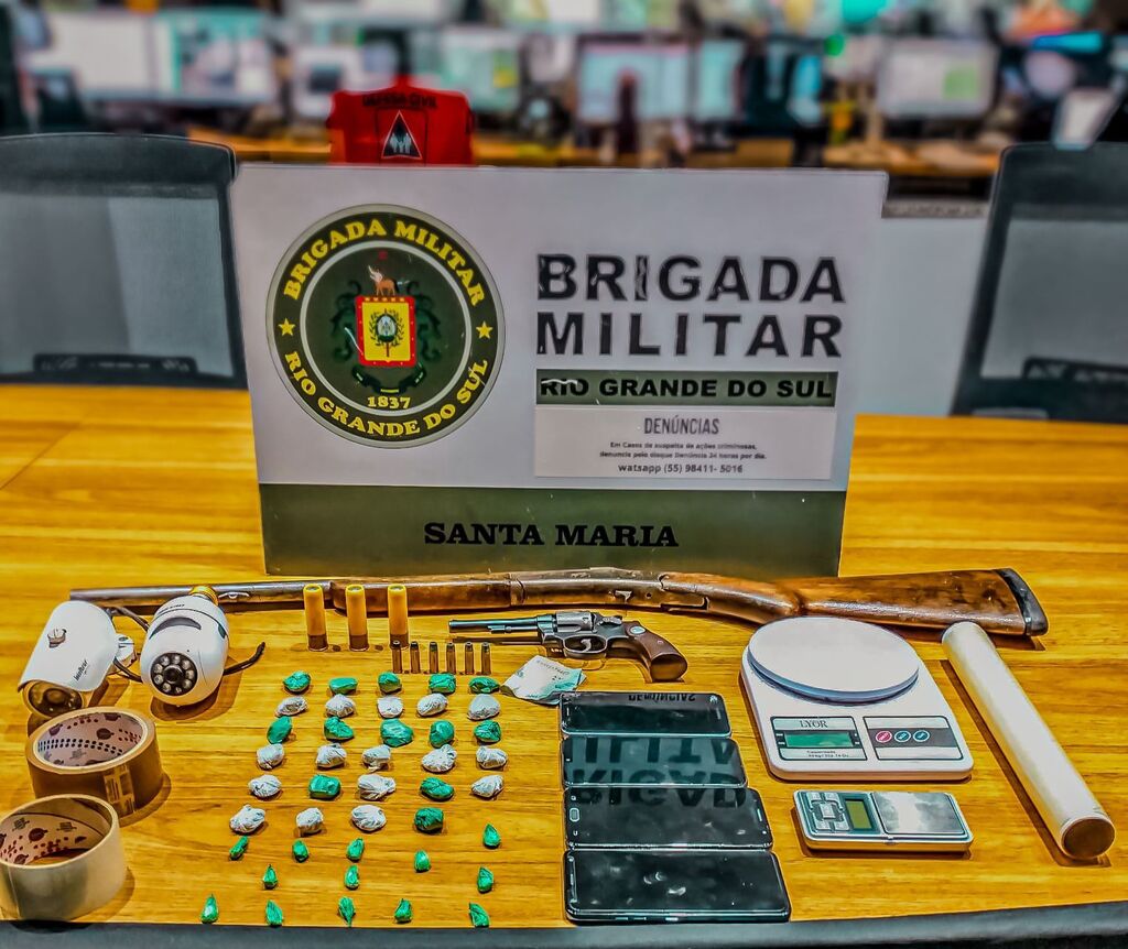 Dupla é presa por porte ilegal de arma e tráfico de drogas no Bairro Passo D'Areia Dupla é presa por porte ilegal de arma e tráfico de drogas no Bairro Passo D'Areia