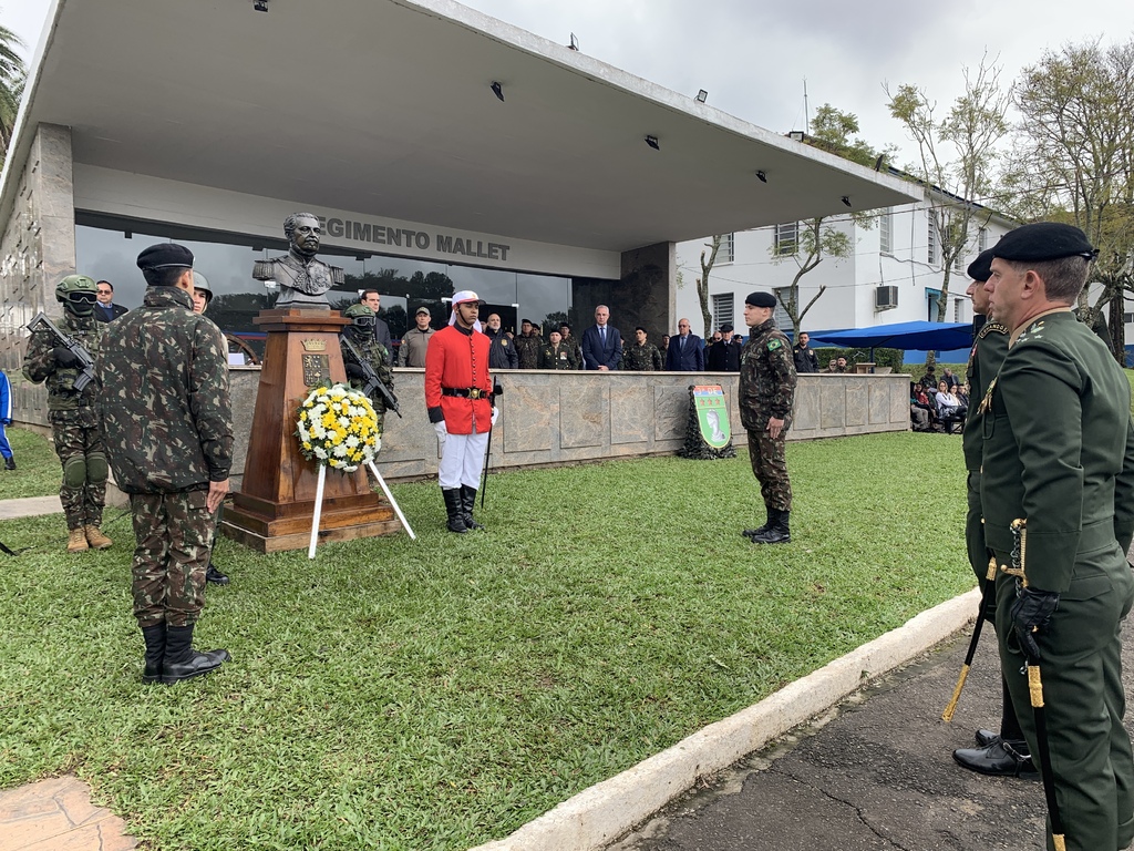 Dia do soldado é celebrado em Santa Maria com homenagens e desfile militar