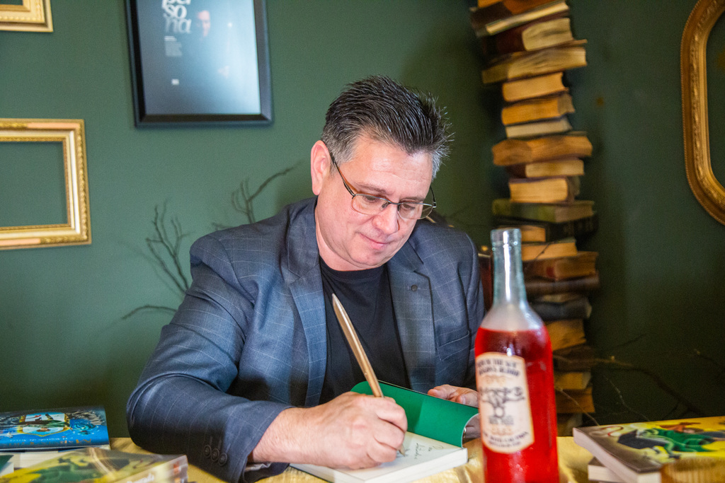 título imagem A magia dentro e fora das páginas: terceiro livro da série Marvin Grinn é lançado com tour por casa temática