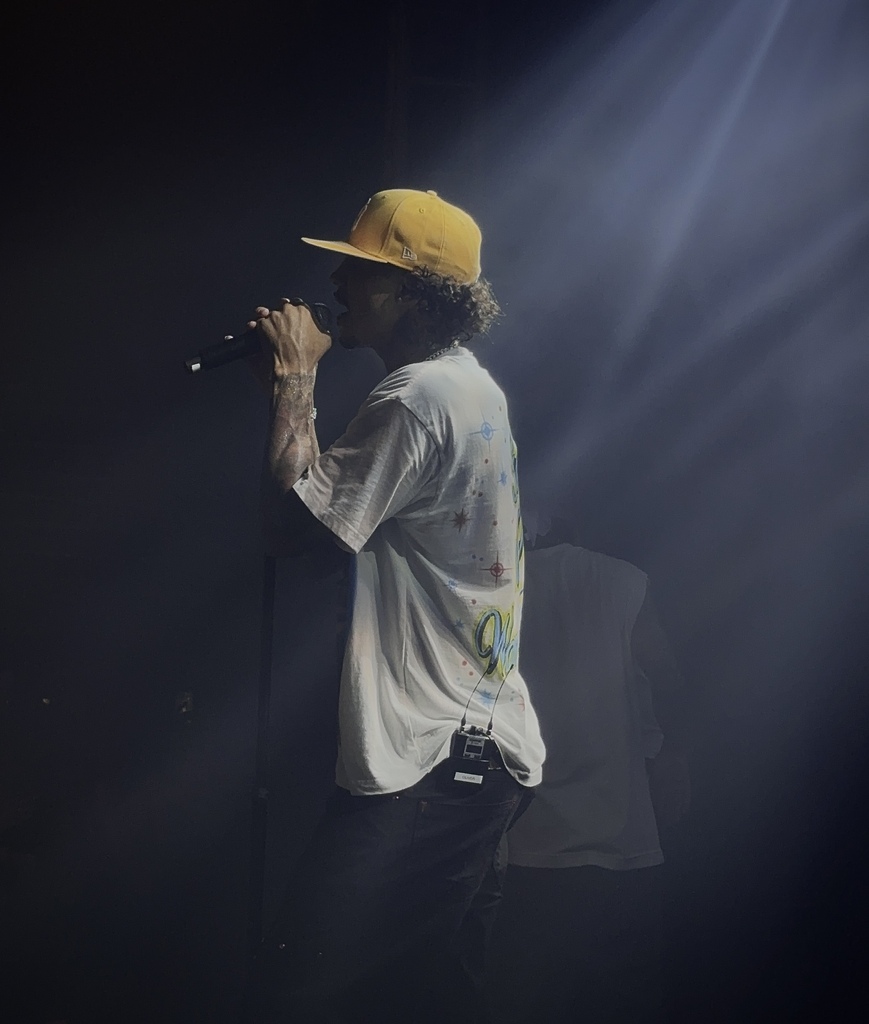 título imagem Com coreografias e casa lotada, MC Livinho se apresenta pela primeira vez em Santa Maria; confira detalhes do show