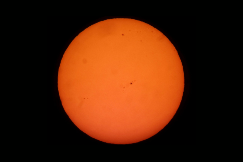 Sol amanhece avermelhado em Santa Maria; saiba quais os riscos de observar o fenômeno a olho nu Sol amanhece avermelhado em Santa Maria; saiba quais os riscos de observar o fenômeno a olho nu
