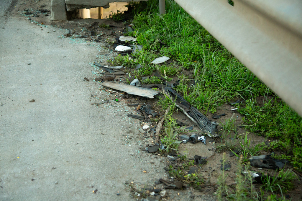 título imagem No trecho da BR-392 que deixou quatro vítimas fatais em acidente, moradores e pedestres relatam alta velocidade e dificuldades na travessia