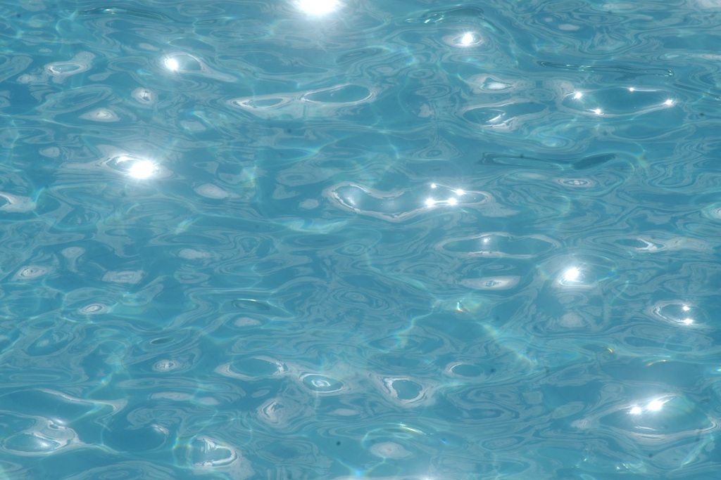 título imagem Justiça impede condomínio de barrar moradores inadimplentes de usar piscina e salão de festa em Santa Maria