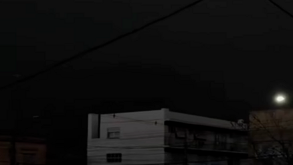 título imagem O dia virou noite: imagens mostram os efeitos da frente fria no Estado; temporal deve chegar na Região Central na noite desta quinta
