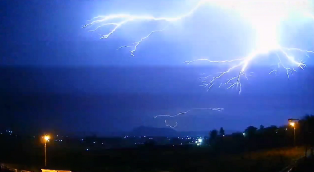 título imagem VÍDEO: Mais de 640 raios, ventos de 67 km/h e acumulado de até 35 mm; madrugada é marcada por chuva forte em Santa Maria