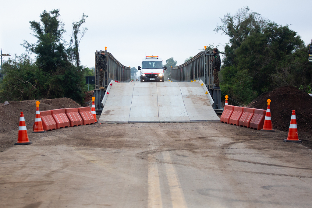 título imagem Rota e Exército começam obra para instalar a segunda ponte móvel na RSC-287