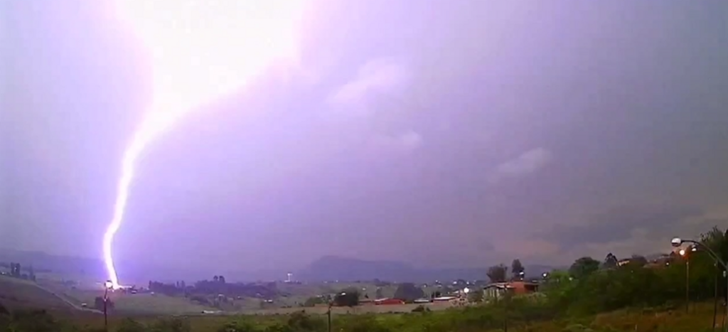 título imagem VÍDEO: Santa Maria registra mais de 400 raios em 30 minutos