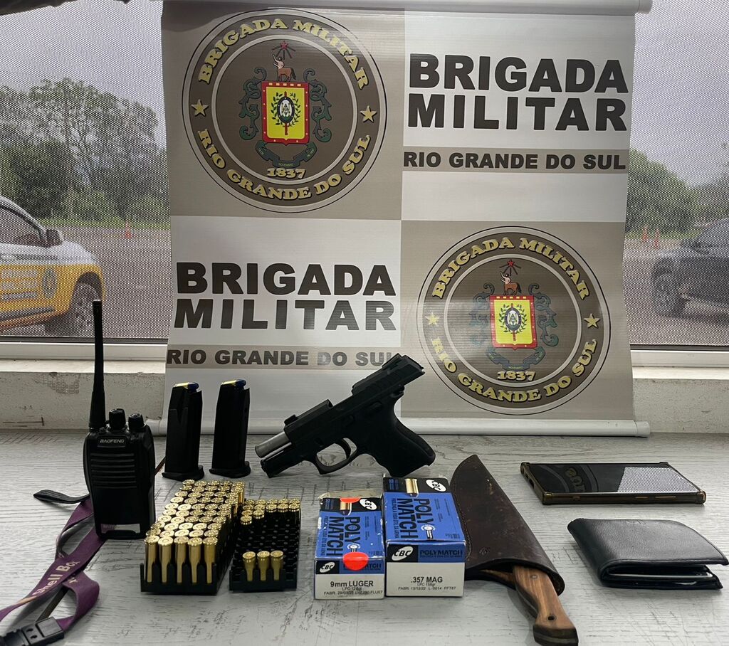 Homem é preso em flagrante com arma, munições e rádio comunicador dentro de veículo em rodovia de Santa Maria Homem é preso em flagrante com arma, munições e rádio comunicador dentro de veículo em rodovia de Santa Maria