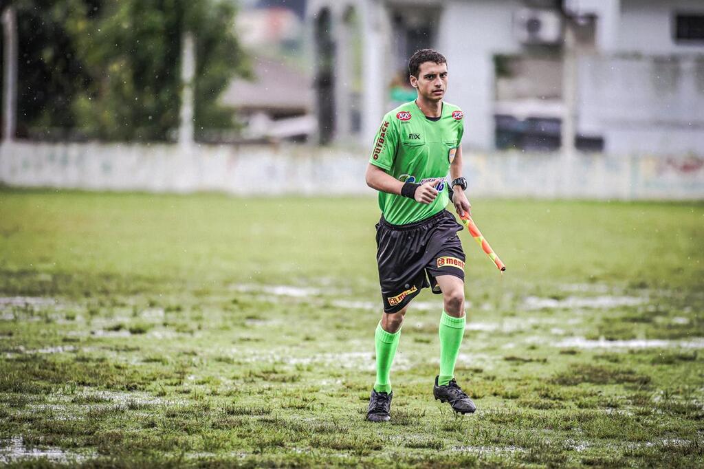 título imagem Santa-mariense é o mais jovem a integrar equipe de arbitragem em partida de futebol profissional no Estado