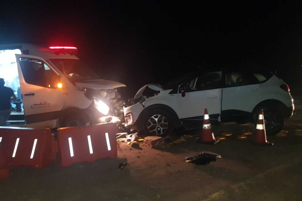 Acidente entre carro e ambulância em desvio da BR-287 deixa dois feridos Acidente entre carro e ambulância em desvio da BR-287 deixa dois feridos