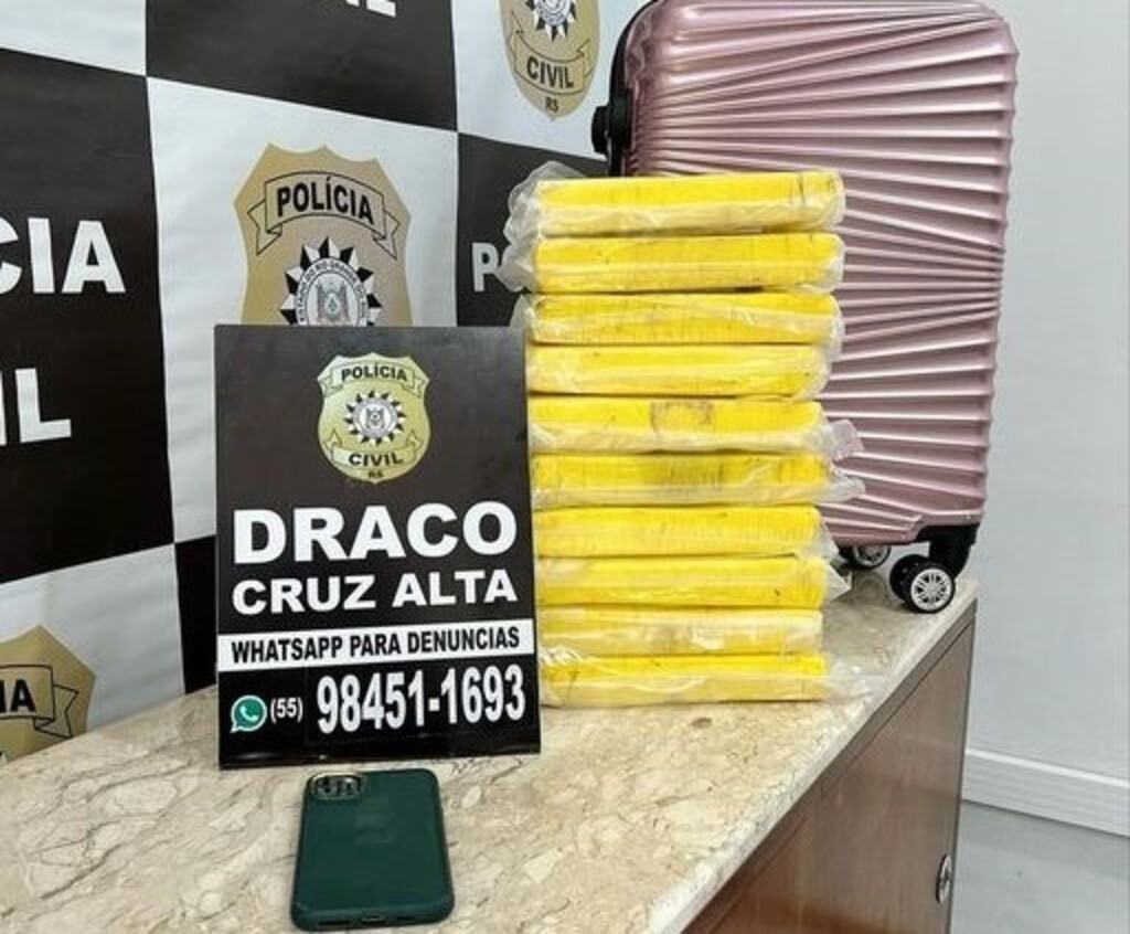 Passageira de ônibus interestadual é presa com R$ 1 milhão em cocaína em Cruz Alta Passageira de ônibus interestadual é presa com R$ 1 milhão em cocaína em Cruz Alta