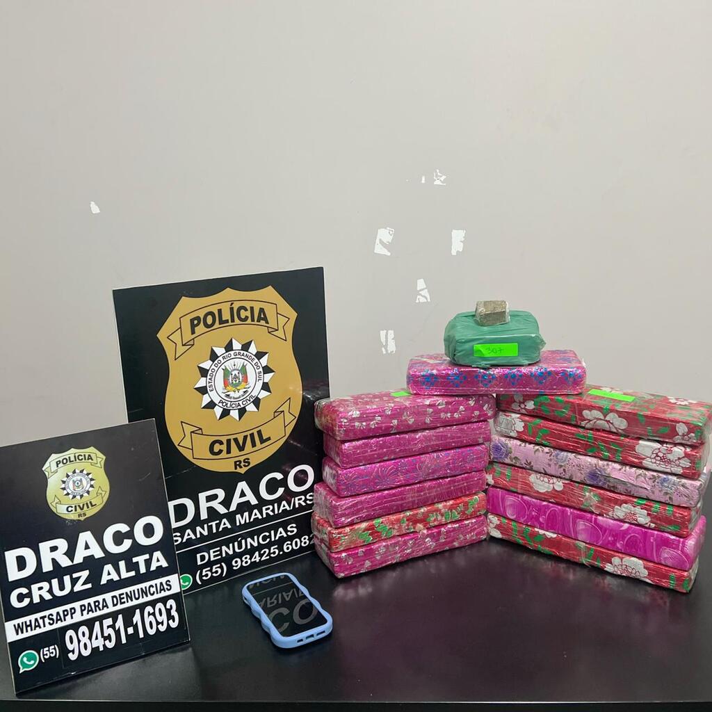 Jovem é presa com 10kg de maconha escondida dentro de mala em Santa Maria Jovem é presa com 10kg de maconha escondida dentro de mala em Santa Maria