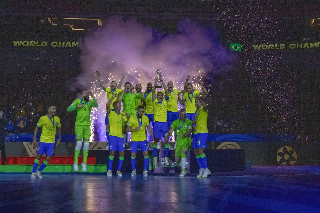 Foto: Leto Ribas (CBF) - Jogadores brasileiros comemoram o 6º título de Copa do Mundo no futsal
