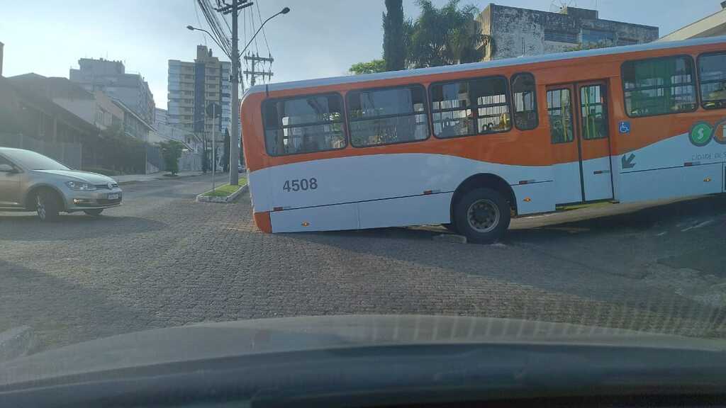 título imagem Ônibus do transporte coletivo de Santa Maria fica trancado na Avenida Fernando Ferrari