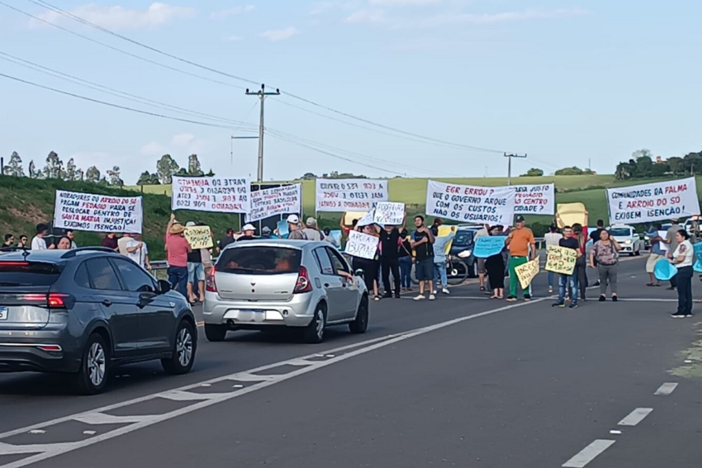 título imagem Grupo realiza protesto contra reajuste do pedágio da RSC-287