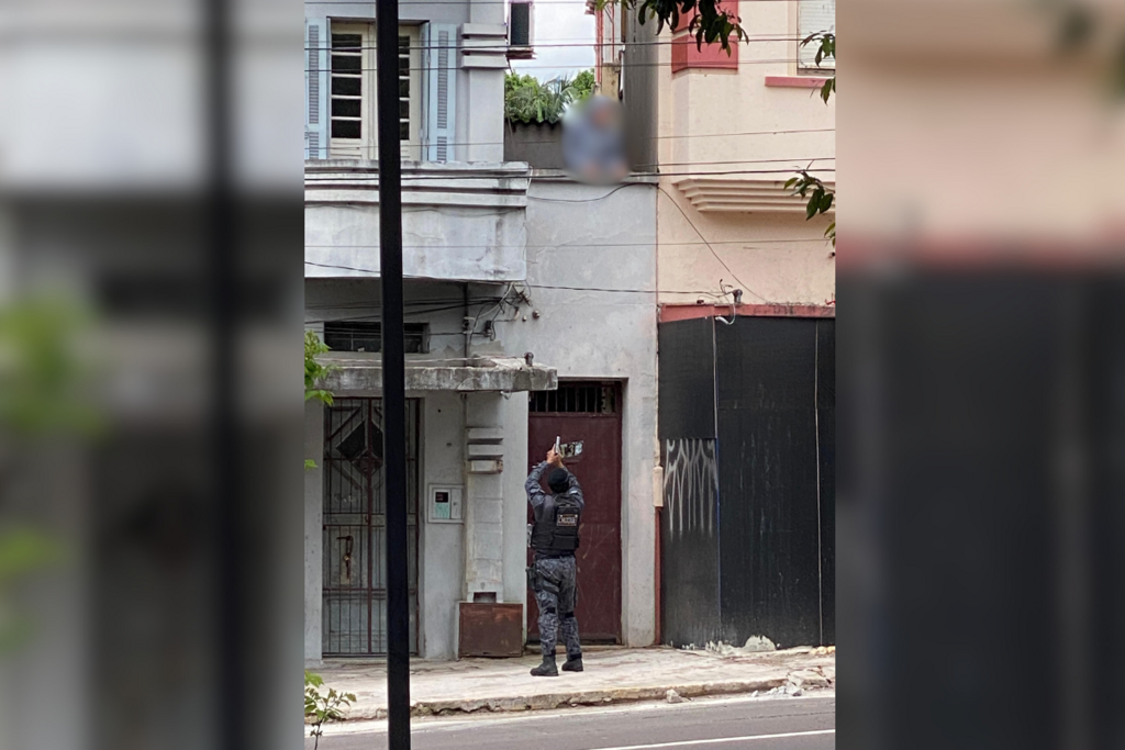 título imagem VÍDEO: após roubar celular, jovem foragido do presídio é preso após perseguição no centro de Santa Maria