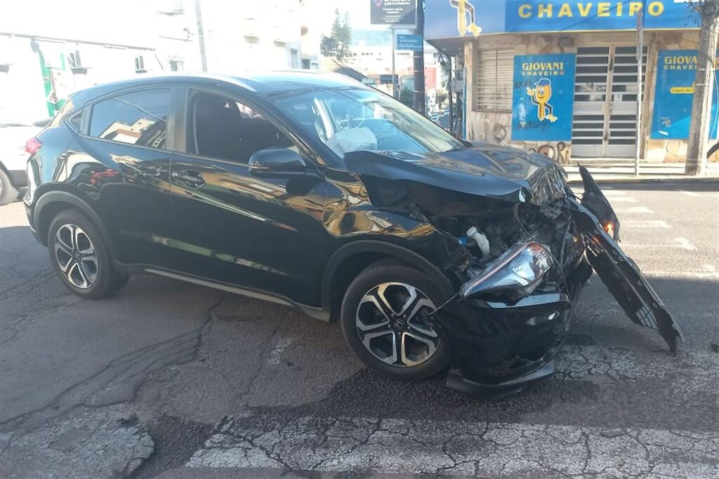 Foto: Gilberto Ferreira - Acidente ocorreu por volta das 7h10min desta terça-feira no cruzamento das Ruas Venâncio Aires e Duque de Caxias, no Centro de Santa Maria