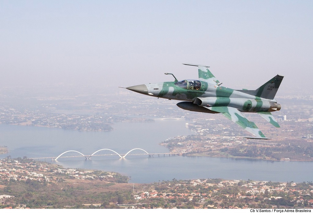 título imagem Avião da Força Aérea Brasileira cai durante treinamento na região metropolitana de Natal; Piloto se ejetou antes da queda