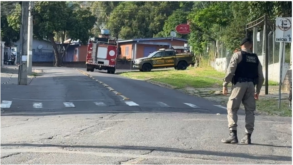 Foto: Gabriela Dias (Band TV) - Brigada Militar fez cerco durante toda a madrugada dequarta-feira na casa onde ocorreu a tragédia em Novo Hamburgo