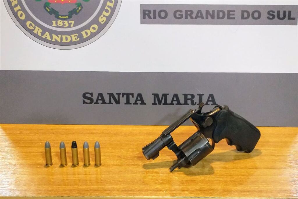 Foto: Brigada Militar - Um revólver calibre 38 e cinco munições foram apreendidos com o jovem