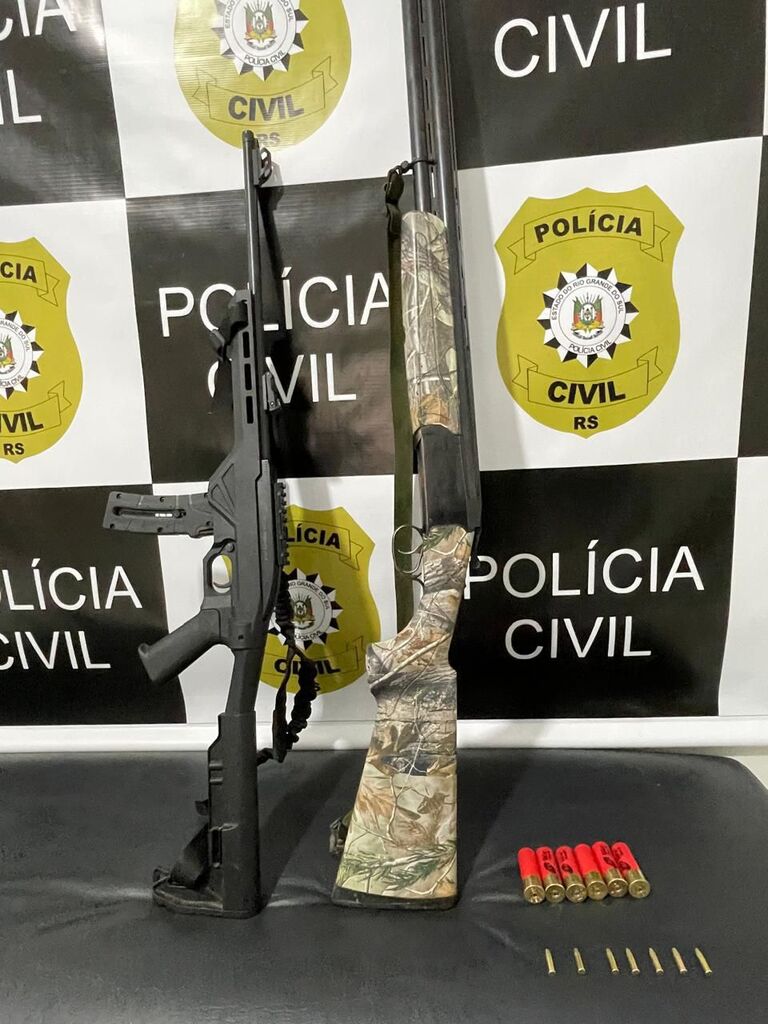 Galeria de imagens: Foram apreendidos um rifle calibre 22 e uma espingarda calibre 12, além de seis munições de calibre 12 e sete de calibre 22