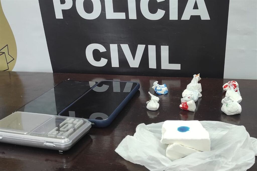 Dupla é detida por tráfico de drogas em São Francisco de Assis Dupla é detida por tráfico de drogas em São Francisco de Assis