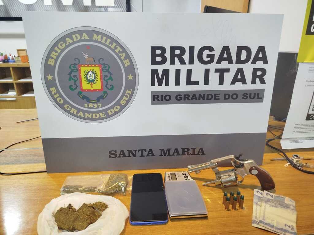 Após denúncia, jovem é preso com arma e drogas no Bairro Passo D'Areia, em Santa Maria Após denúncia, jovem é preso com arma e drogas no Bairro Passo D'Areia, em Santa Maria