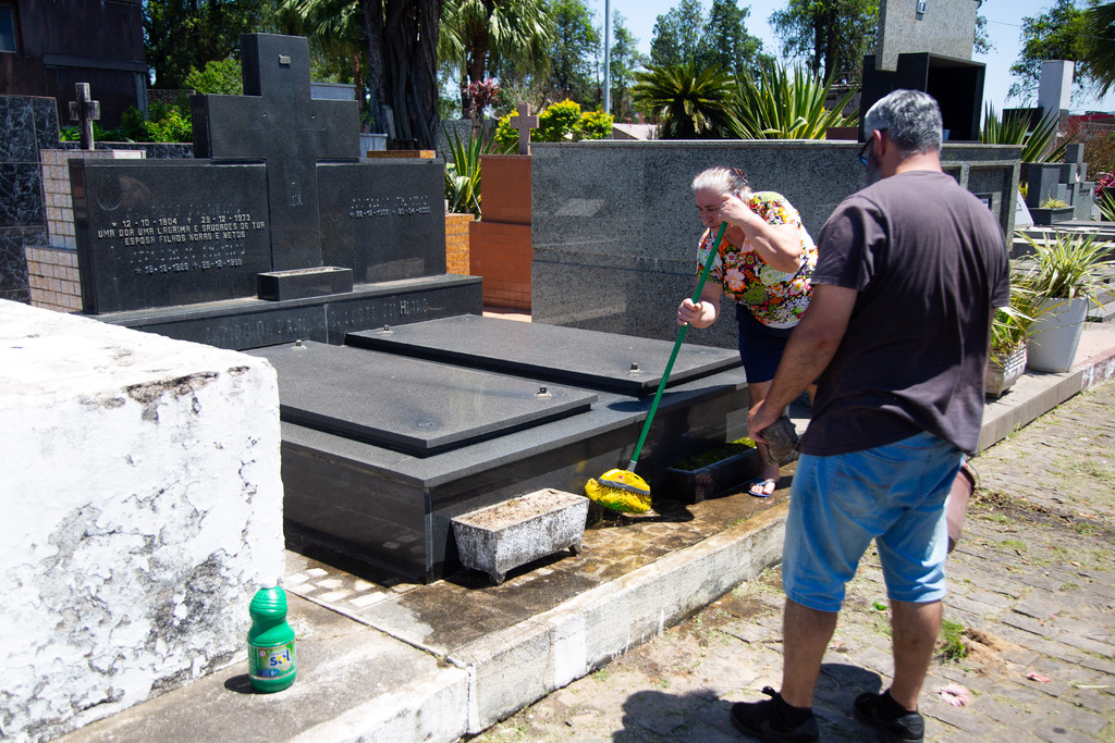 título imagem Famílias e funcionários da prefeitura preparam os cemitérios de Santa Maria para o Dia de Finados; confira os horários de visita e de ônibus