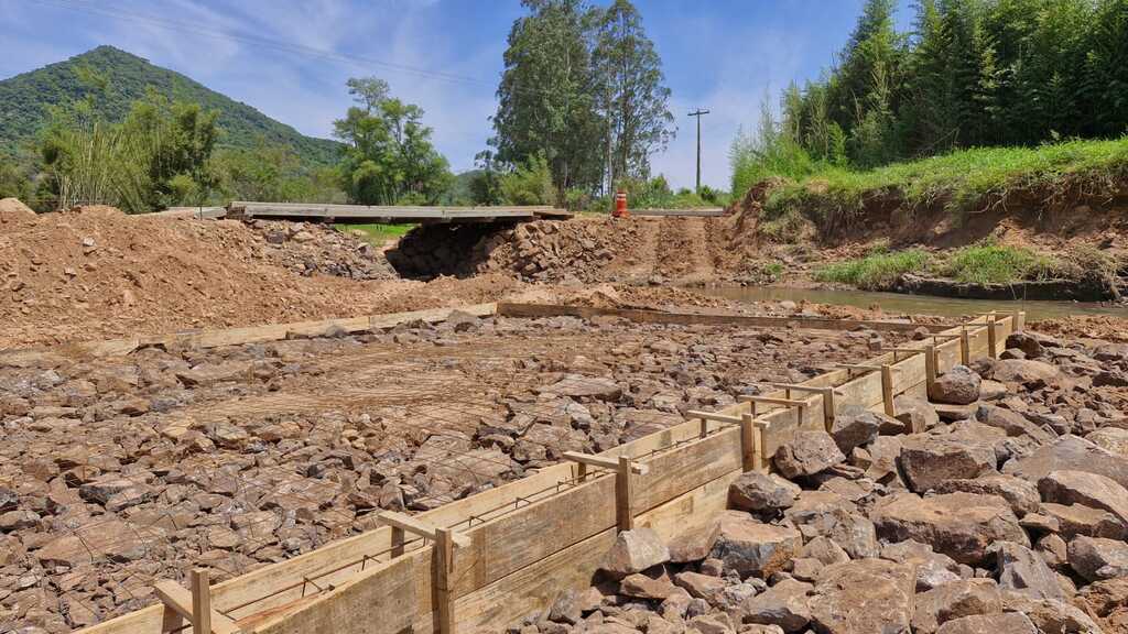 Inicia nesta sexta concretagem para construção de nova ponte móvel sobre o Rio Guarda-Mor, no interior de Faxinal do Soturno Inicia nesta sexta concretagem para construção de nova ponte móvel sobre o Rio Guarda-Mor, no interior de Faxinal do Soturno